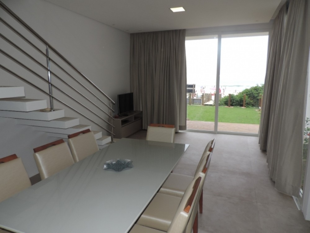 Alto padro de frente para o mar!