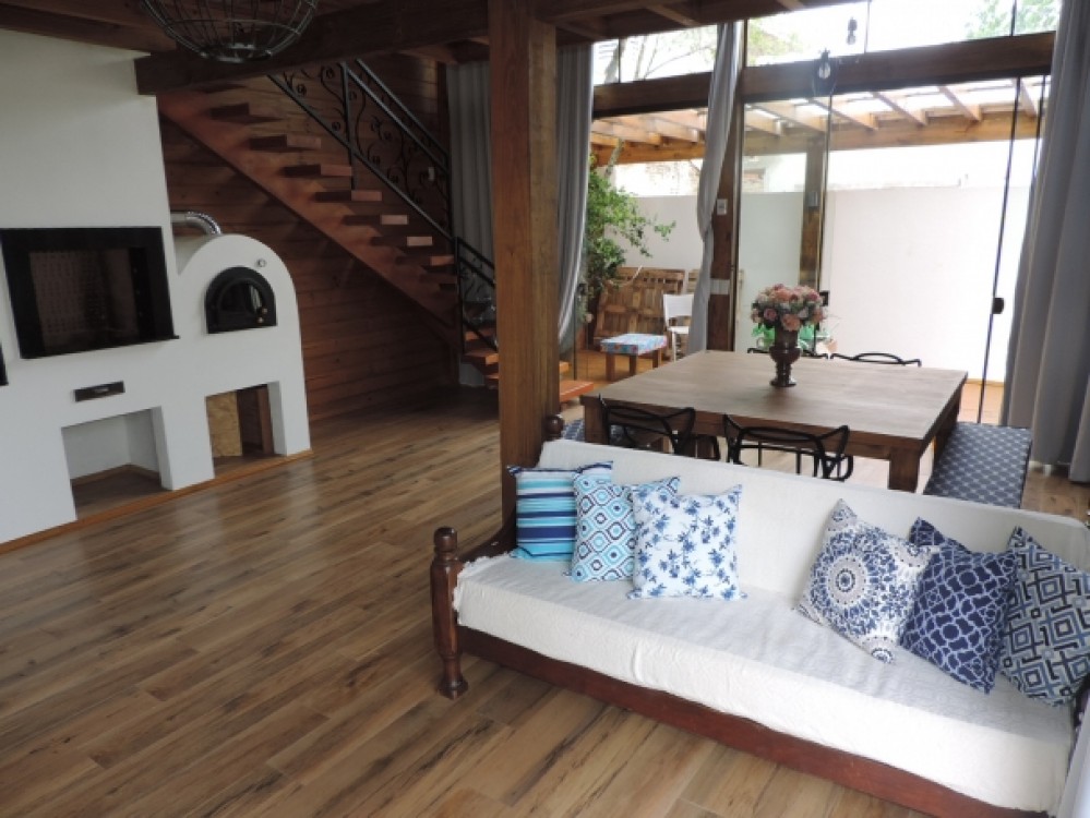 Linda casa em Canto Grande!